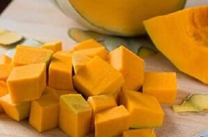 Trozos de calabaza pelada y cortada en cubos de tamaño uniforme listos para la olla.
