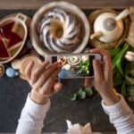 Amigas haciendo selfie creativo para Instagram — Oklute