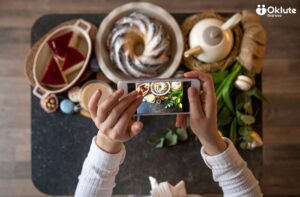 Amigas haciendo selfie creativo para Instagram — Oklute