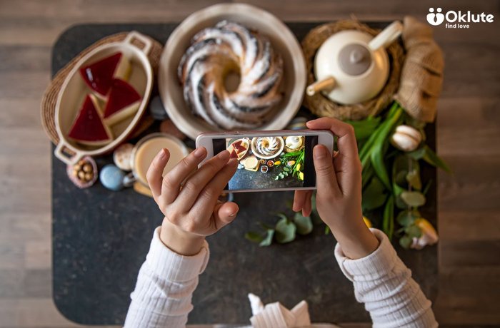 Ideas creativas para que tu feed de Instagram destaque Amigas haciendo selfie creativo para Instagram — Oklute